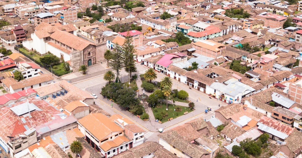 Urubamba-Plaza-de-Armas-1